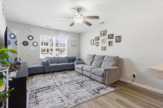 Building Photo - 2 Bed 2.5 Bath Townhome