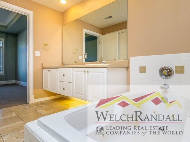 Building Photo - Spacious 2-Bedroom Condo in Prime Downtown Location!