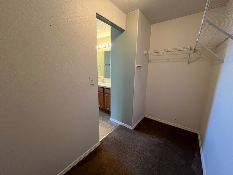 Building Photo - 1371 Ridgeview St