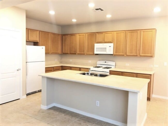 Building Photo - Beautiful 4 Bedroom / 2 Bath, in North Pho...