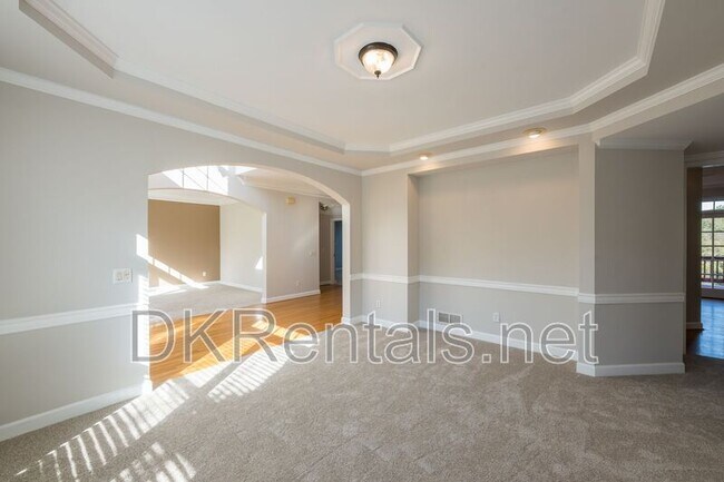 Building Photo - 841 Lakeglen Dr