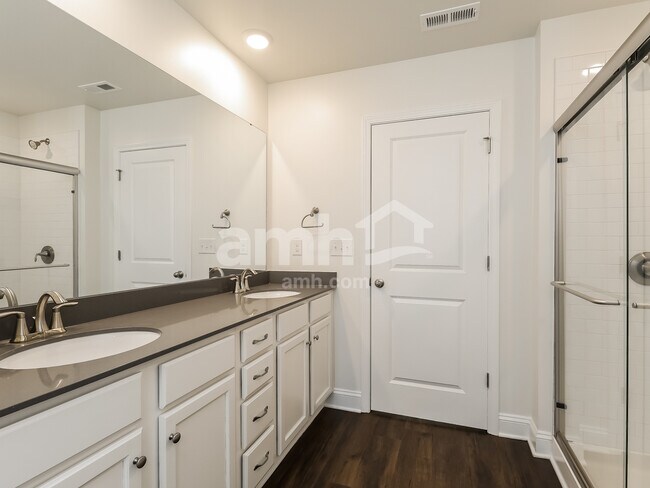 Building Photo - 559 Rivermist Dr