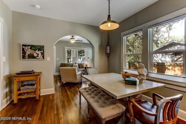 Building Photo - 1117 Cedar St