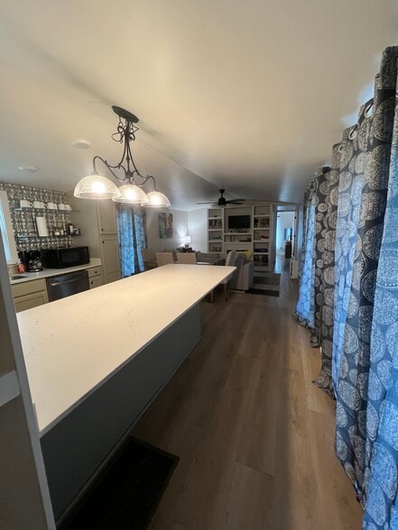 Building Photo - 122 Hall St