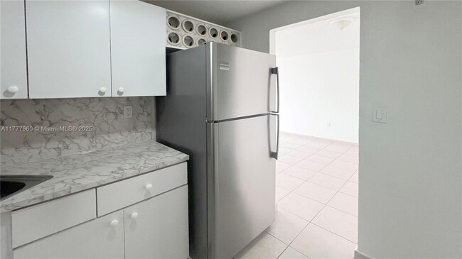Building Photo - 666 W 81st St