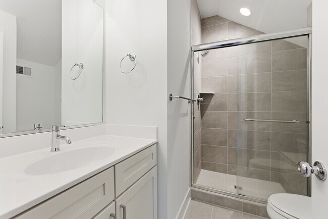 Building Photo - Beautiful 4 BR/4.5 BA EOG Townhome in Laurel!