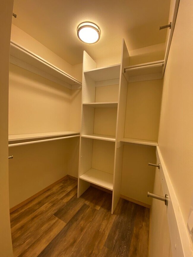 Building Photo - 2 bedroom | 2 Bath Condo in Hood River