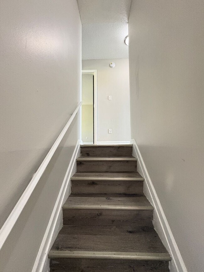 Building Photo - Remington On Rockville Living