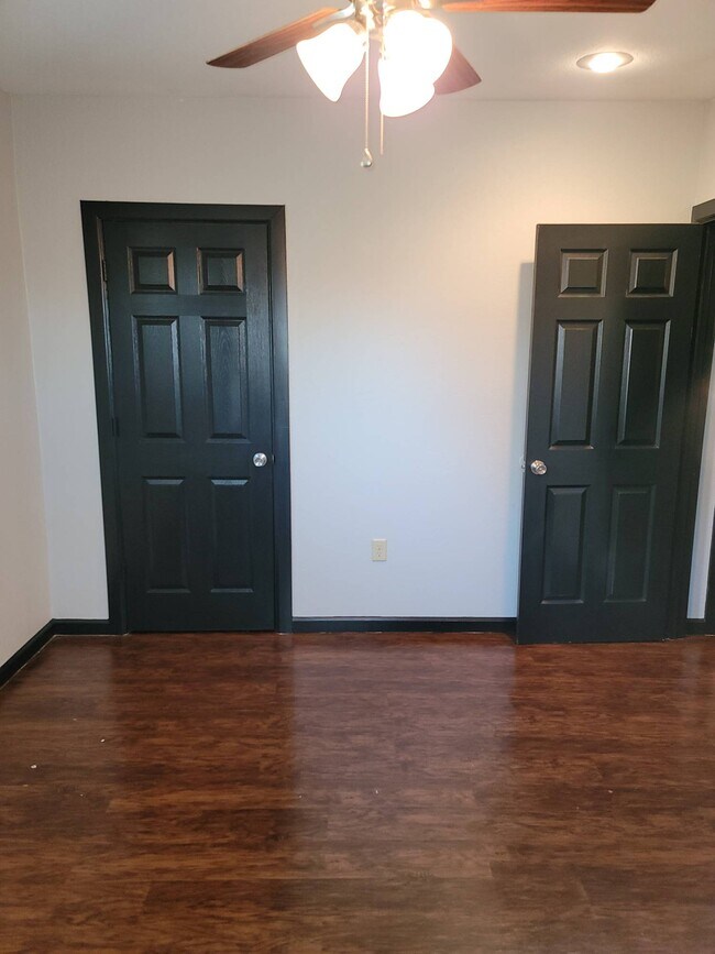 Building Photo - 1104 Bloomfield Dr