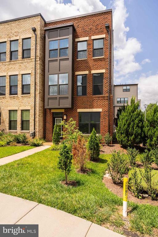 Building Photo - 13001 Hattontown Square