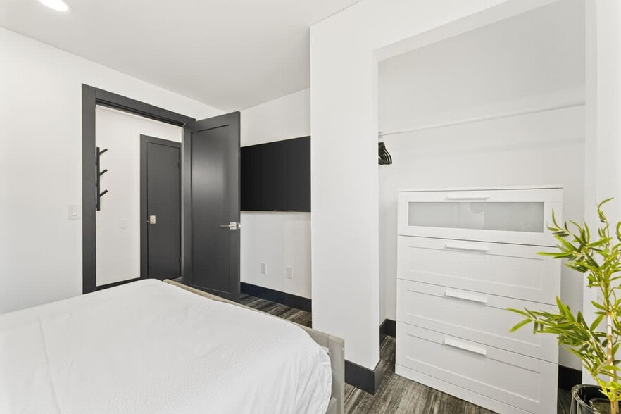 Building Photo - 8743 Thomas Dr