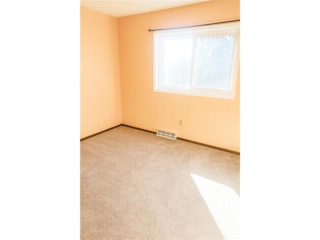 Building Photo - 9 Heights Rd NE