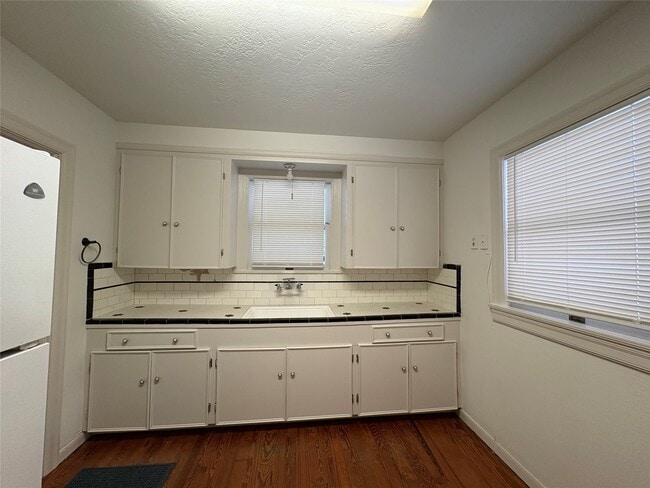 Building Photo - 2011 33rd St