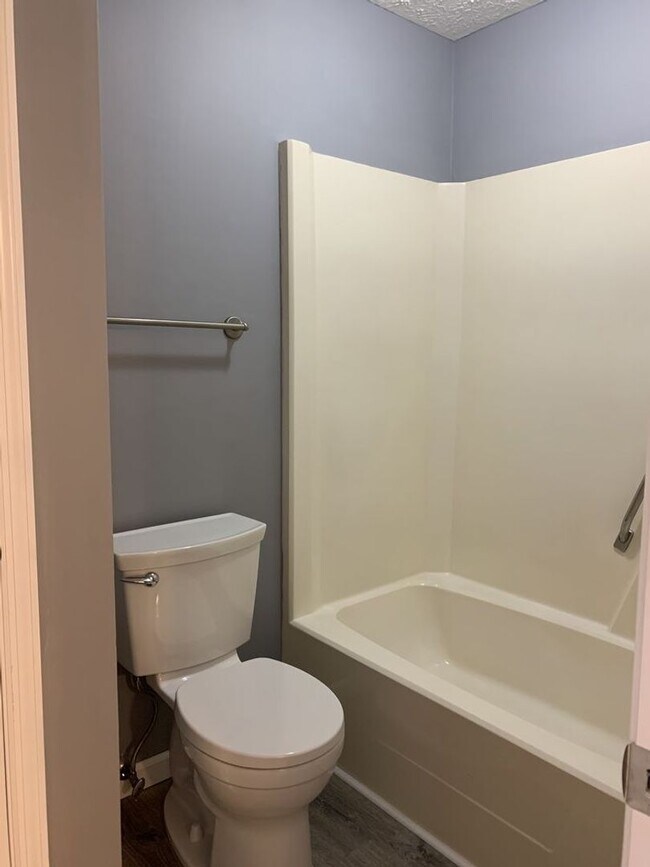 Building Photo - Charming 3 Bed, 2 Bath Home in Fayetteville