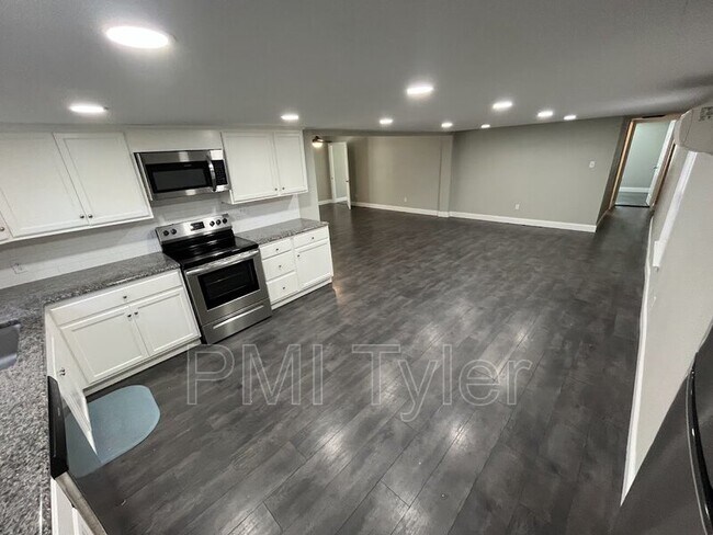 Building Photo - 223 Sunray St