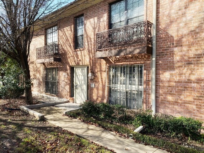 Building Photo - 2 BD/1.5 BATH MOVE IN NOVEMBER MINUTES FRO...