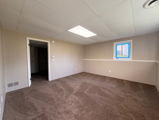 Building Photo - Rockford Schools! 4 Bedroom Duplex