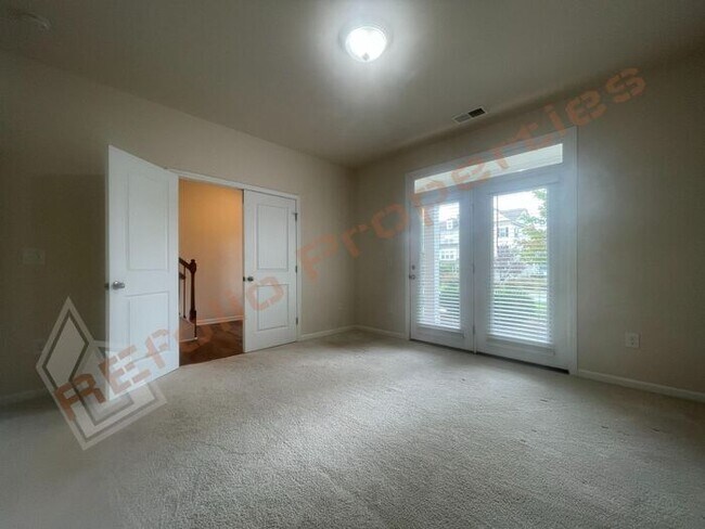 Building Photo - Luxury 3 Story 4 BD/3.5 Bath Townhome @ Sm...
