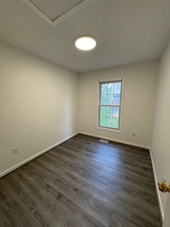 Building Photo - 3 Bedroom 2.5 Bath Townhouse with Full Unf...