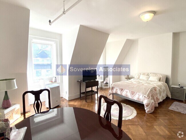 Building Photo - 309 W 107th St