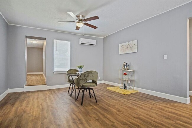 Building Photo - 1704 Cairo Ave