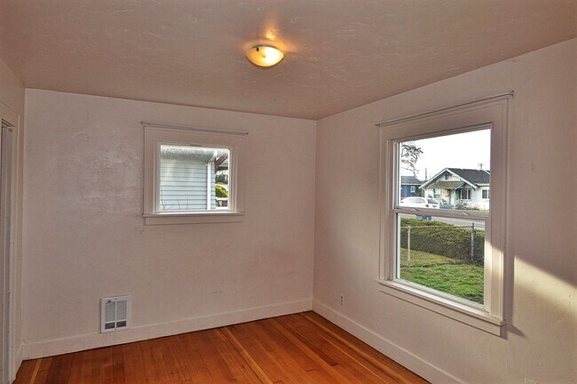 Building Photo - Spacious South Tacoma Home with Modern Updates & Fenced Yard
