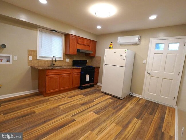 Building Photo - 710 N York Rd