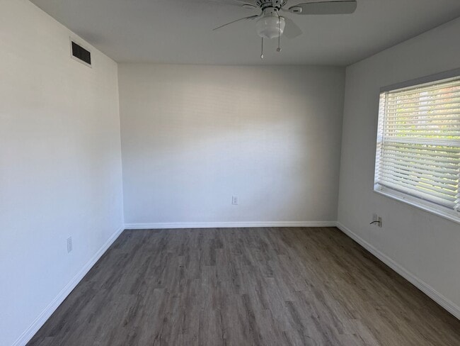 Building Photo - 2 Bedroom 1 Bath Home with Den/Office