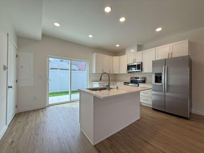 Building Photo - 3925 E 32nd Ave