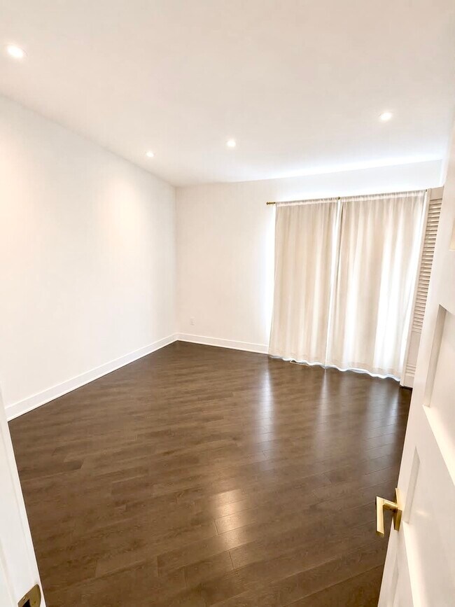Building Photo - 600 Le Parc Cir