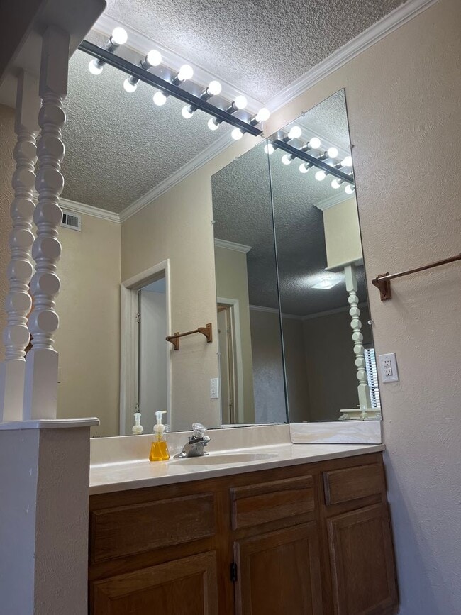 Building Photo - 1020 Mockingbird Ln