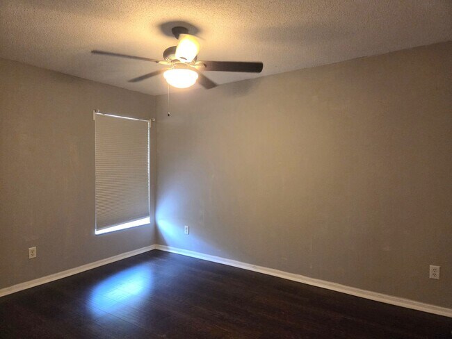 Building Photo - Move in Ready 3/2 in Sunset Village