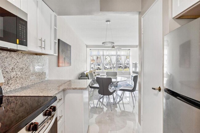 Building Photo - 7050 Sunset Way