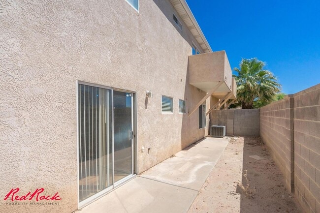 Building Photo - Fresh Carpet! Spacious 5-Bedroom Townhome
