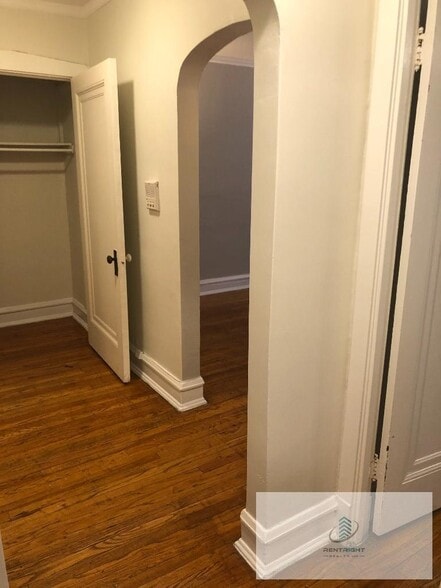 Building Photo - 6364 N Hermitage Ave