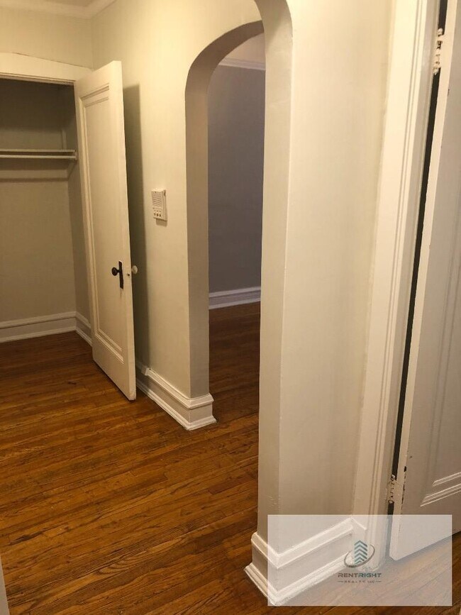 Building Photo - 6364 N Hermitage Ave