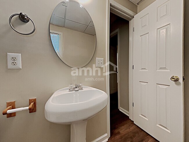 Building Photo - 2687 McGuire Dr NW