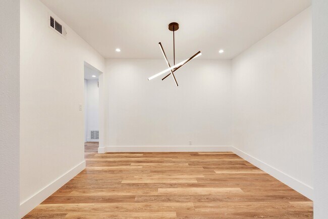 Building Photo - 2018 Remodeled 3 bed / 2 bath - wood / tile floors, fenced yard. Hyde Park / Downtown