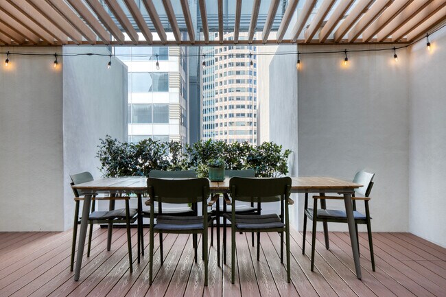 Building Photo - 612 Flower St