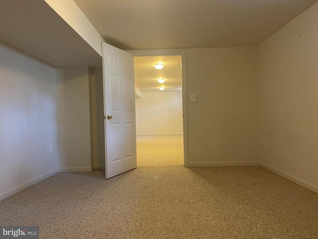 Building Photo - 32 Palace Ln