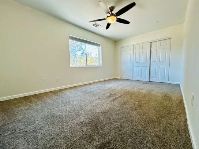 Building Photo - Gorgeous 3 bd, 2.5 ba on 1 acre