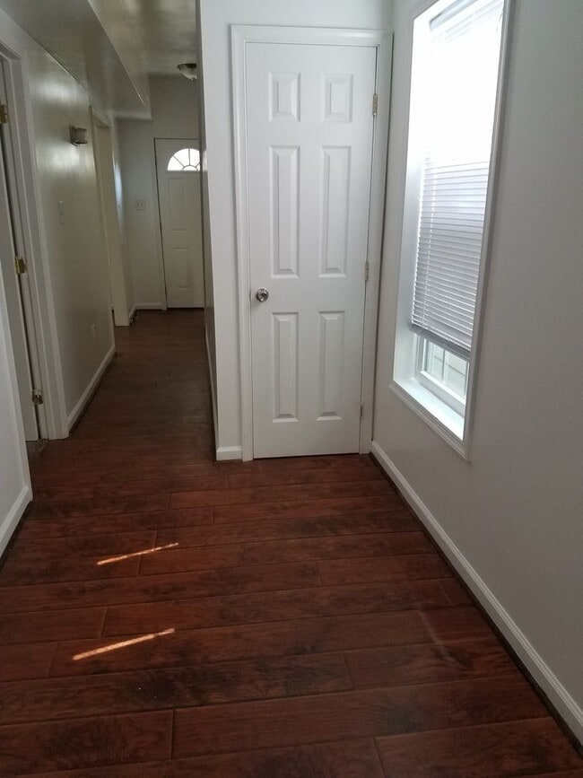 Building Photo - 4 bedroom 2 bath unit within minutes of Old Dominion University
