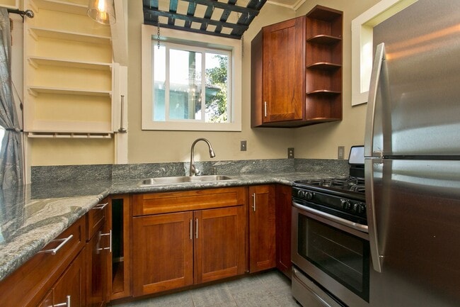 Building Photo - Cozy 2 BD Lower Kalihi NO PARKING