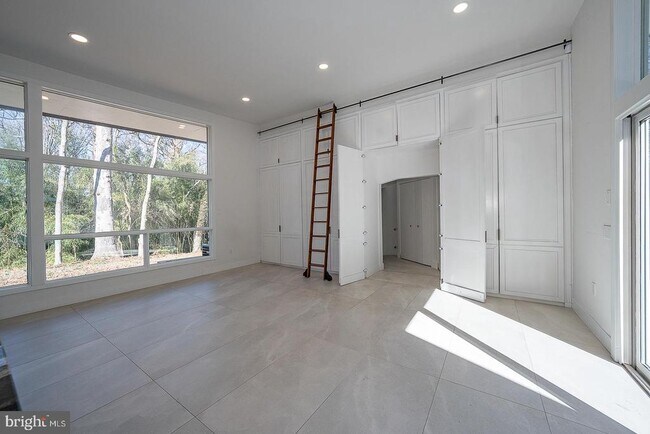 Building Photo - 39 Fairview Rd