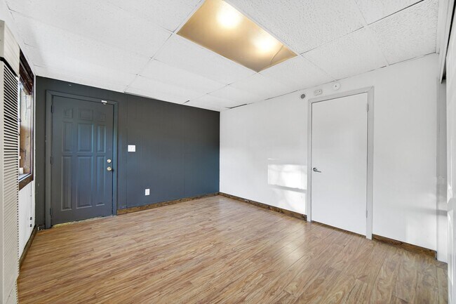 Building Photo - 3 Bedroom 1 Bathroom Apartment for Rent!