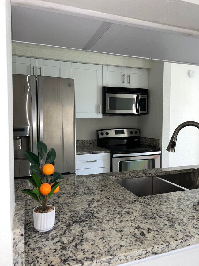 Building Photo - 899 Riverside Dr