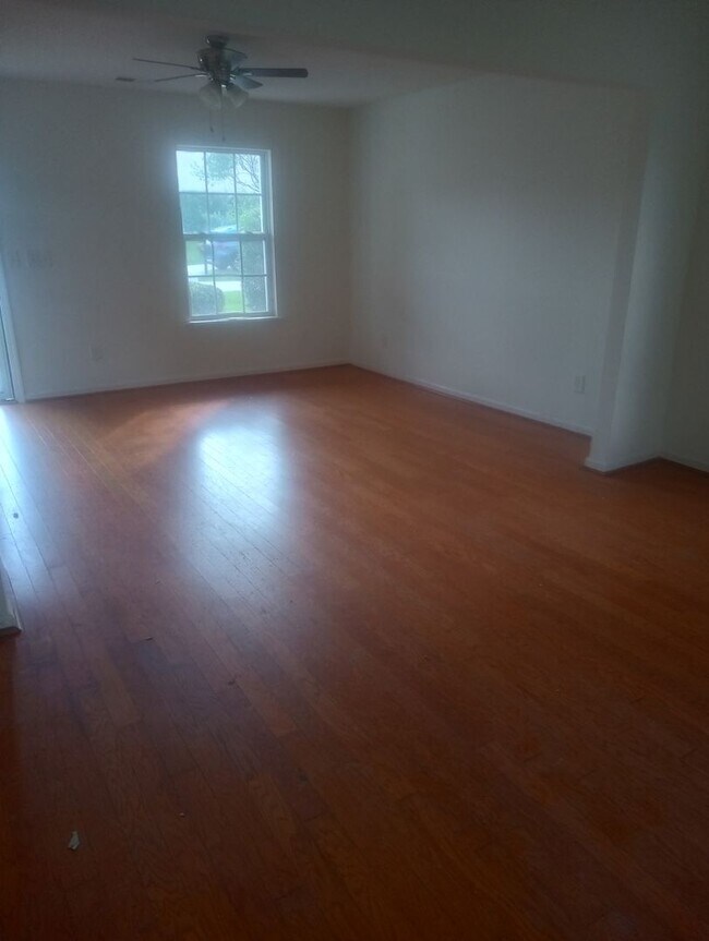 Building Photo - 4 Bedrooms 3.5 Bathrooms FOR RENT