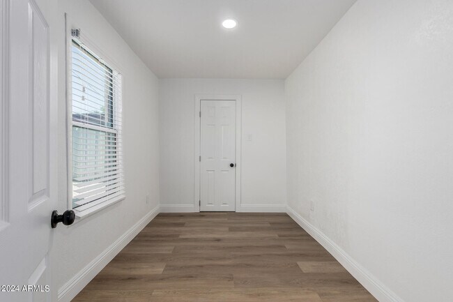 Building Photo - 723 E Sunnyslope Ln