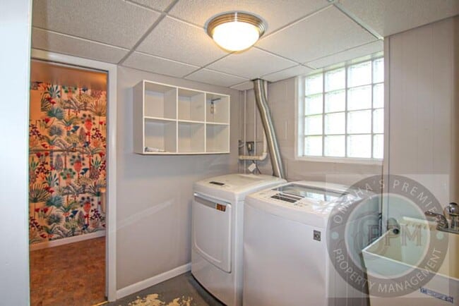Building Photo - 3 Bedroom 3 Bathroom Home