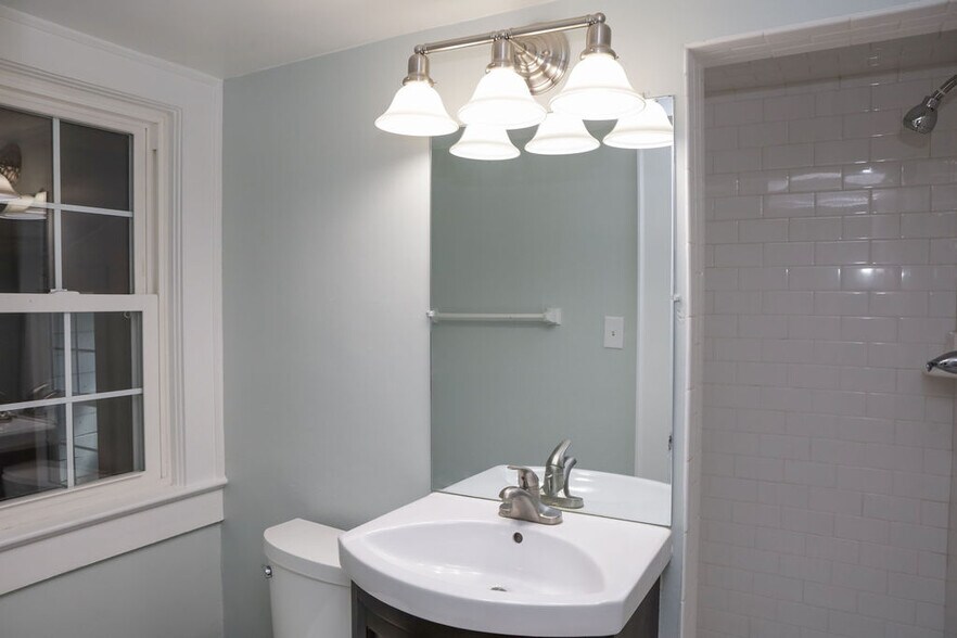 Building Photo - 603 Mayflower Dr